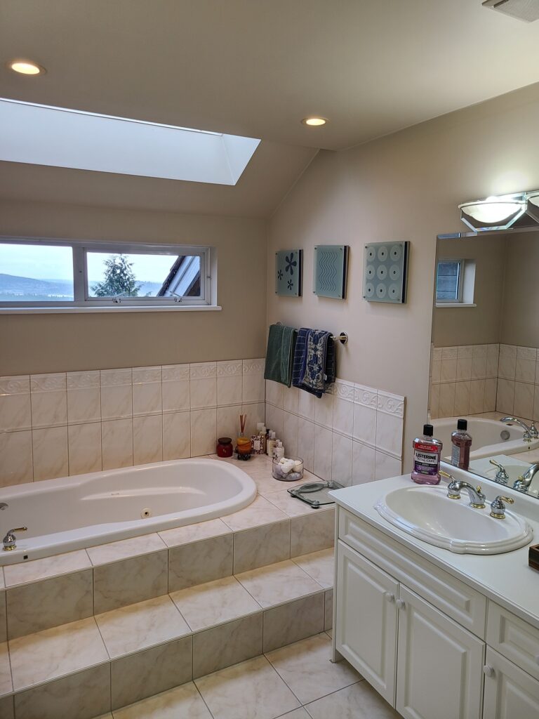 step-up jacuzzi tub before renovation West Vancouver